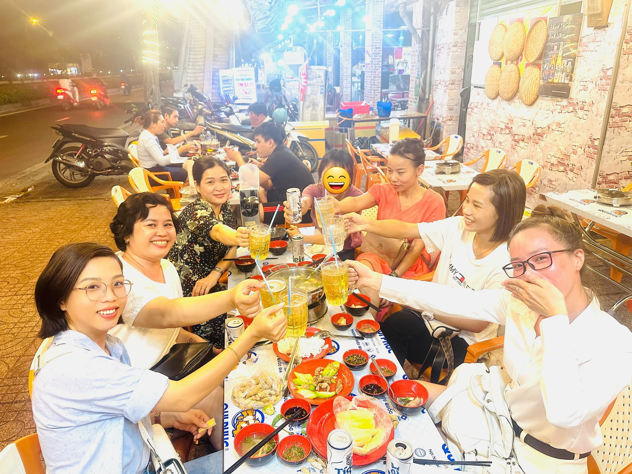 Gia đình sum họp tại quán lẩu gà