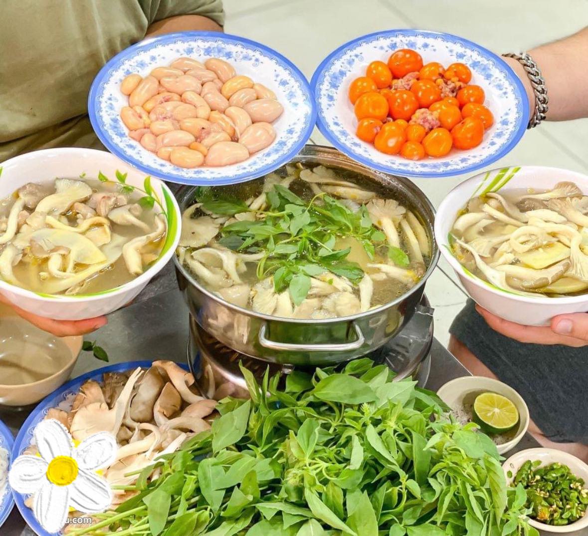 Món lẩu gà lá é đặc sản được trình bày đẹp mắt