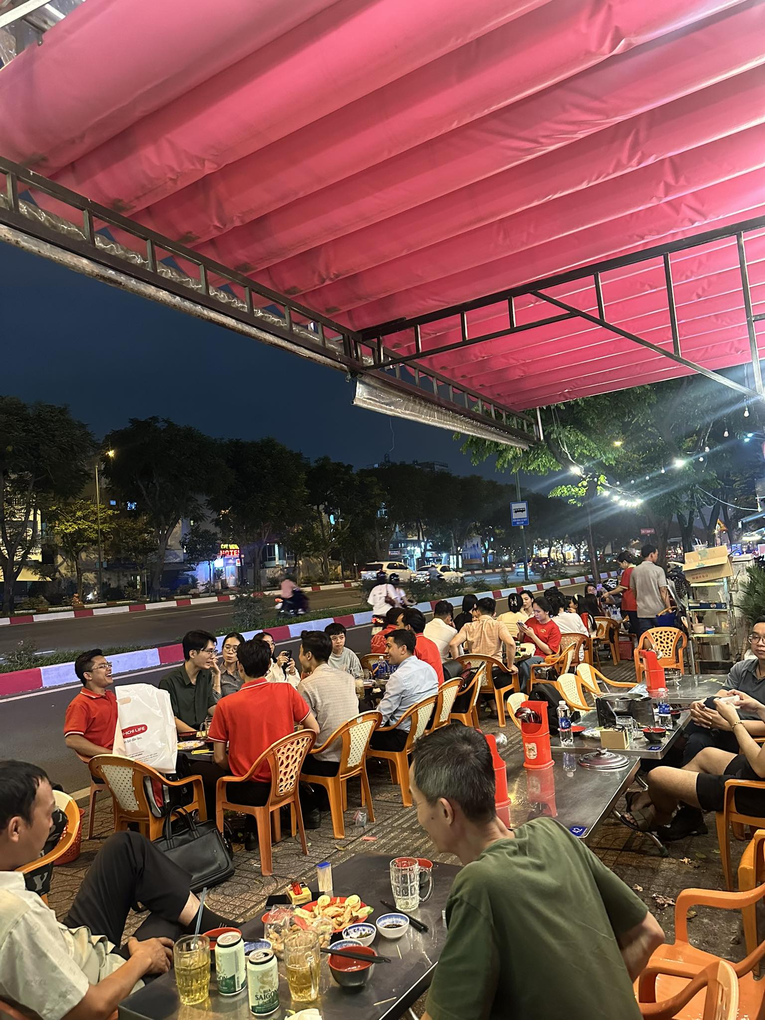 Không gian quán Lẩu Gà Lá É Phú Yên Đất Phú ấm cúng