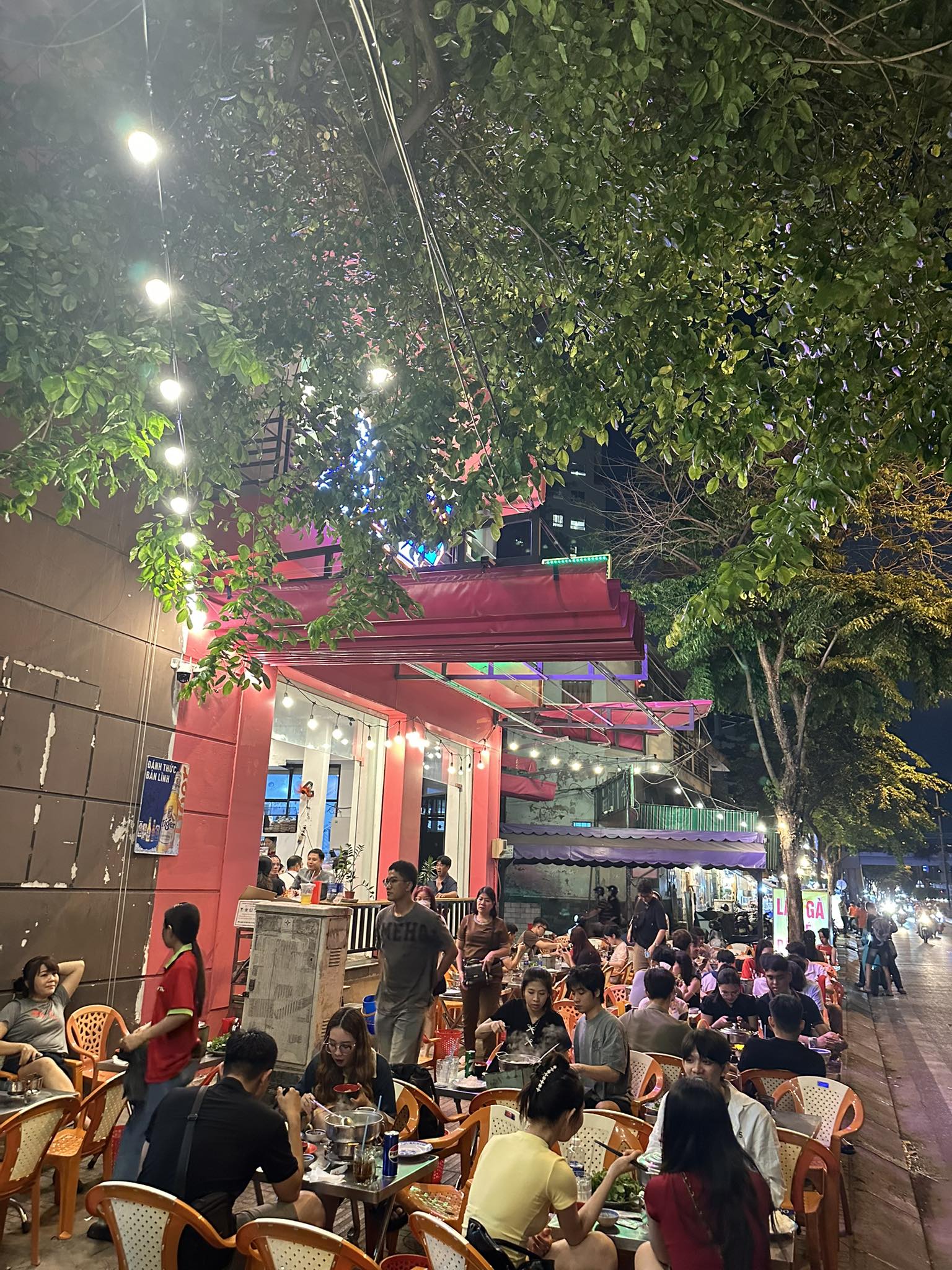 Khách hàng thưởng thức lẩu gà tại quán