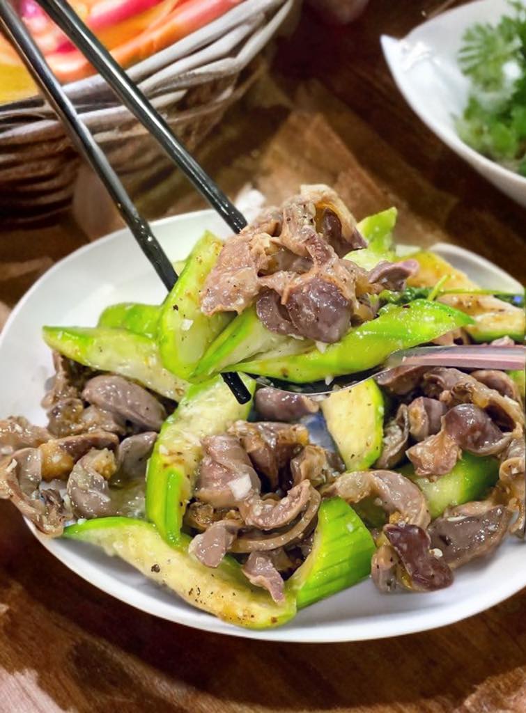 Quán lẩu gà vỉa hè sôi động vào ban đêm